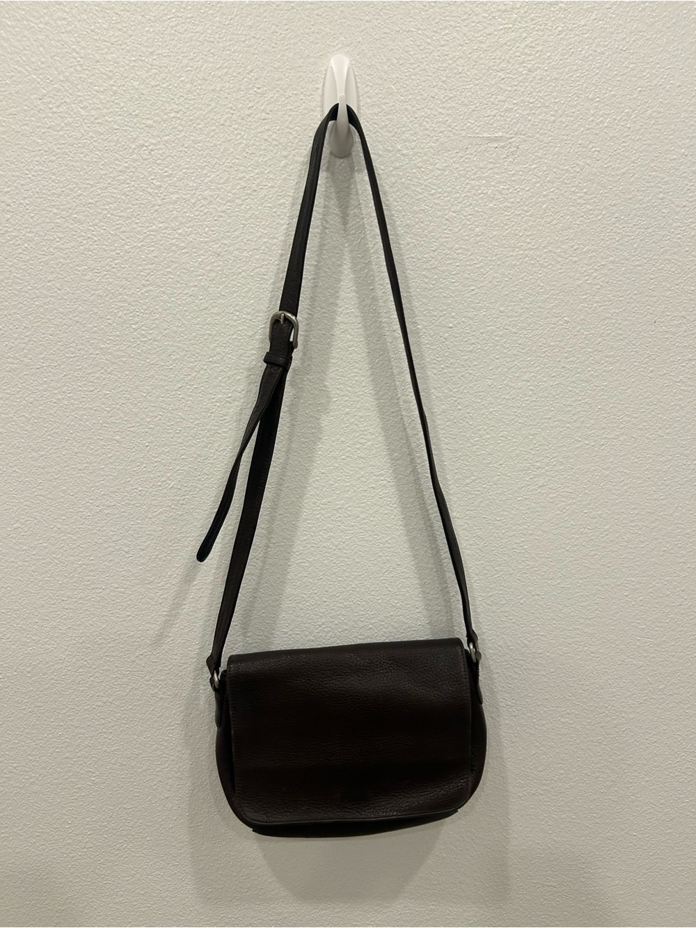 2 Vintage Eddie Bauer Leather Crossbody Bags in Dark Brown and Black
